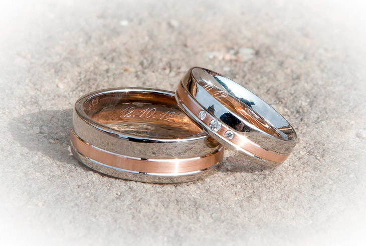 Photo représentant un mariage, ce sont des anneaux