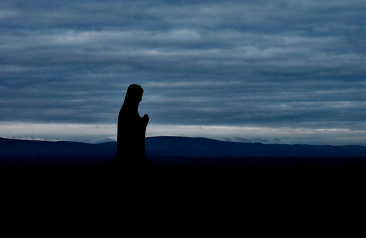 Photo de la vierge mairie au crépuscule