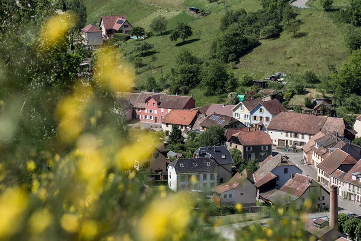 Une partie de la rue principale depuis le Rain de l'Annot